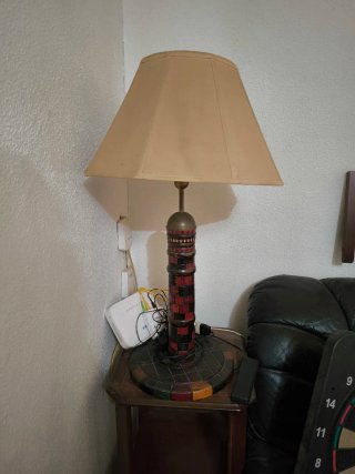 Lámpara de pie con base decorativa