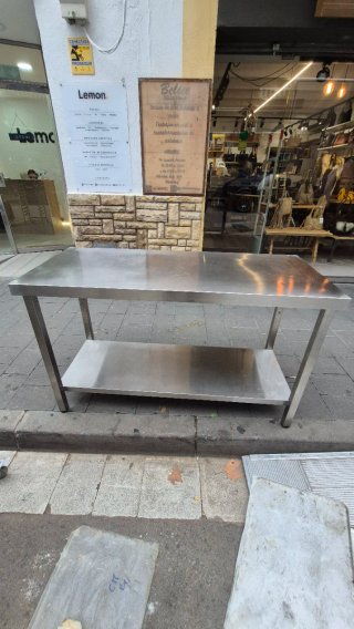 Mesa de acero inoxidable con estante