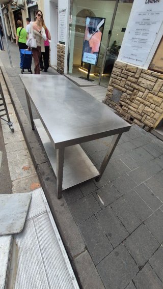 Mesa de acero inoxidable con estante