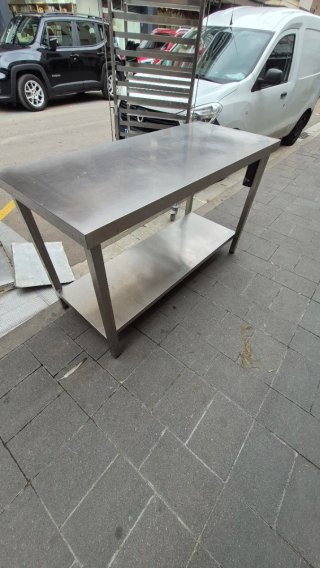 Mesa de acero inoxidable con estante