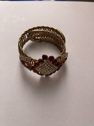 Brazalete Vintage Dorado con detalles de rubí
