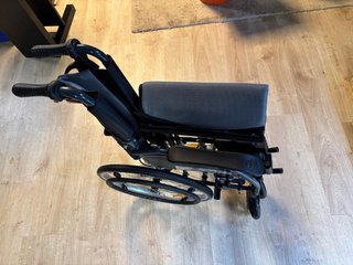 Silla de Ruedas plegable PRACTICAMENTE NUEVA