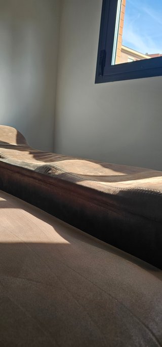 Sofá chaise longue marrón tela muy comodo.