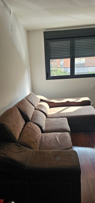 Sofá chaise longue marrón tela muy comodo.