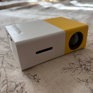 Mini proyector Ogodo blanco y amarillo