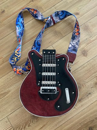 Bolso bandolera guitarra rojo y negro