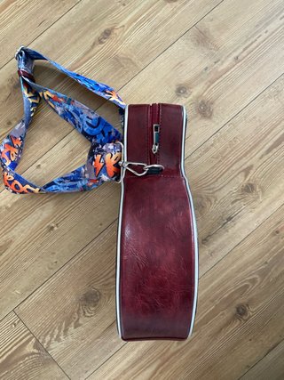 Bolso bandolera guitarra rojo y negro