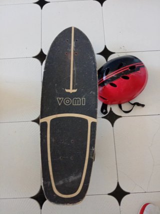 Monopatín Vomi con Casco