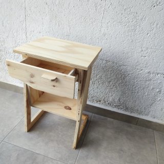 Mesita de noche de madera