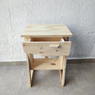 Mesita de noche de madera