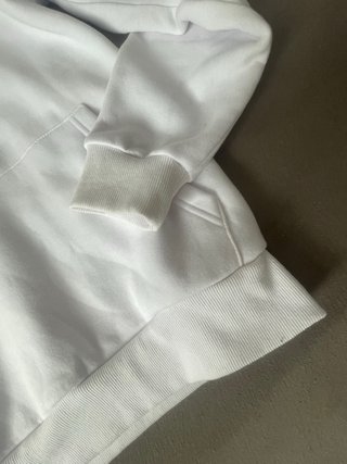 Sudadera blanca con diseño anime