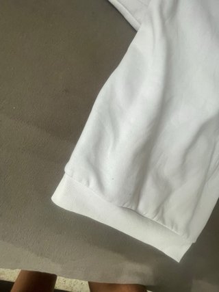 Sudadera blanca con diseño anime