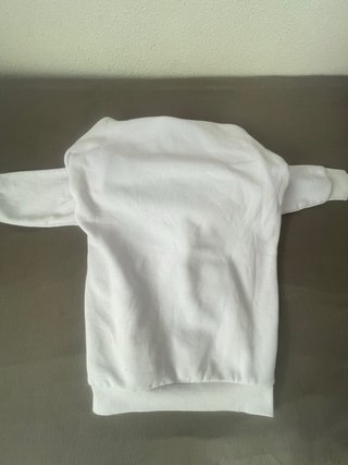 Sudadera blanca con diseño anime