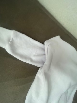 Sudadera blanca con diseño anime