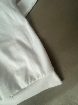 Sudadera blanca con diseño anime