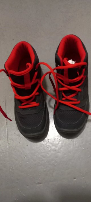 Zapatillas de montaña negras con cordones rojos