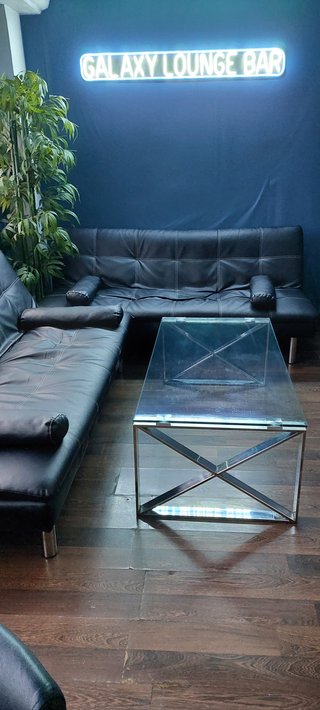 Sofás negros de piel y cristal