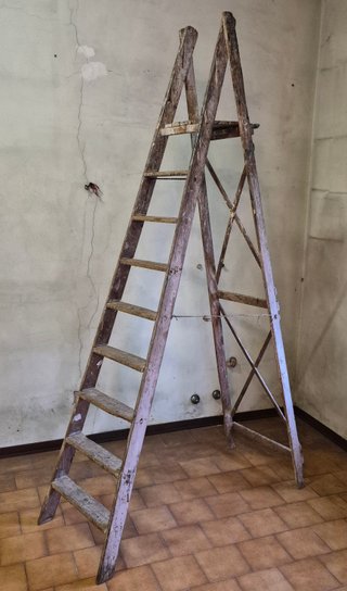 Scala a libretto antica in legno con 9 gradini