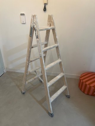 Escalera de madera plegable