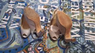 Sandalias Unisa Talla 36 Piel Beige y Plateadas