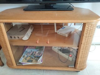 Mesa de televisión de madera y mimbre