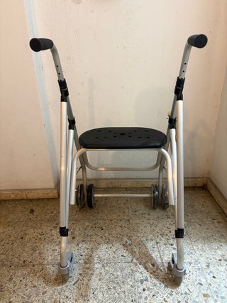 Andador para adultos, con asiento y freno.