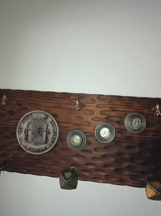 Perchero de madera con adornos metálicos
