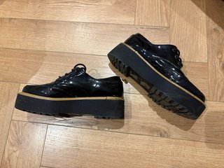 Zapatos de plataforma negros charol