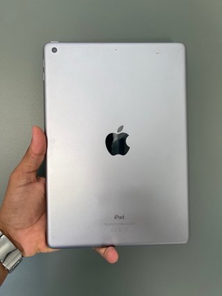 iPad  (6ª Gen) A1893de 32GB –negro/plata