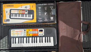 Teclado Yamaha PSS-F30 con funda y caja