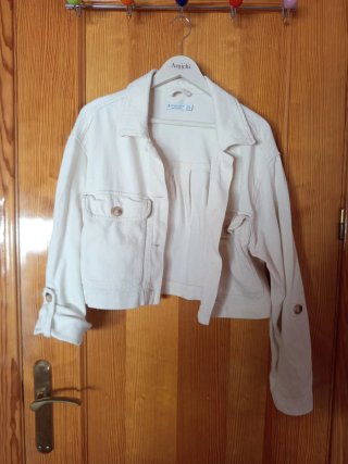 Chaqueta corta beige Stradivarius