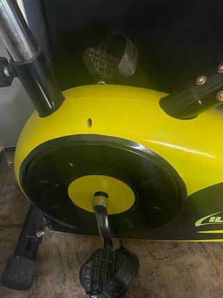Bicicleta Estática Amarilla y Negra