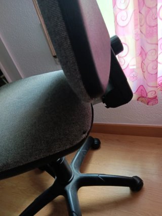 Silla de estudio gris y negra