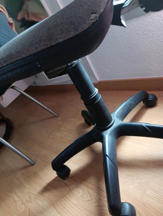 Silla de estudio gris y negra