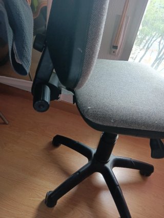 Silla de estudio gris y negra