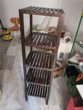 Estantería de madera marrón