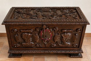 Arca antigua de madera tallada