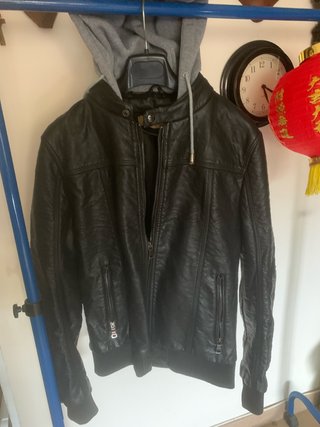 Cazadora negra con capucha gris