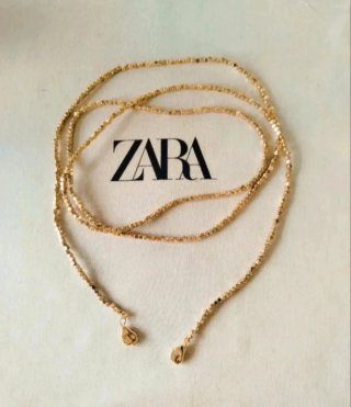 Collar Largo de cuentas doradas de Zara.