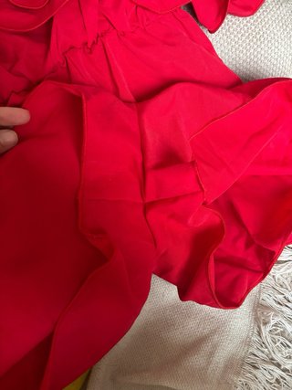 Mono Rojo con Volantes y Hombro Descubierto