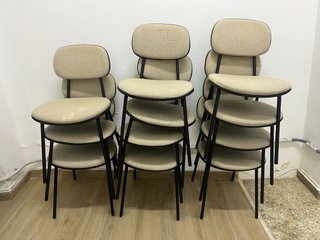 Sillas de oficina apilables beige y negras
