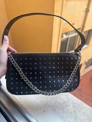 Bolso negro pequeño con tachuelas plateadas