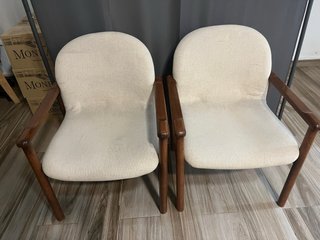 Sillas de oficina beige y madera
