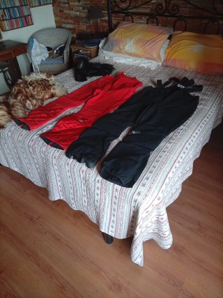 Pantalones de esquí elasticizados y botas hombre
