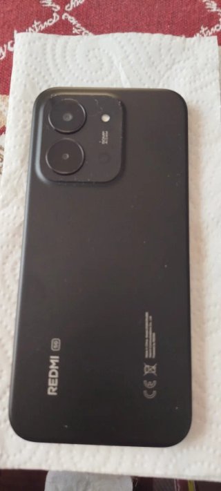 Móvil verde con  2 fundas protectoras antigolpes