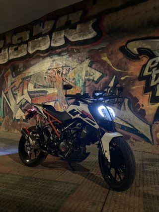 KTM Duke 125 2021 Blanca y Naranja
