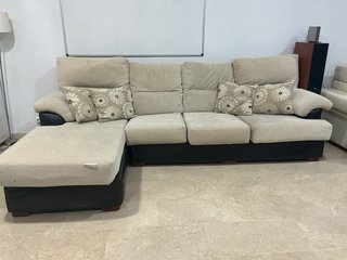 Sofá de cuatro plazas muy cómodo.