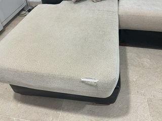 Sofá de cuatro plazas muy cómodo.