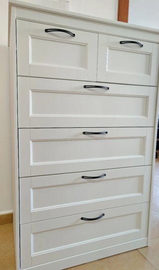 Cómoda Blanca con Tiradores Negros