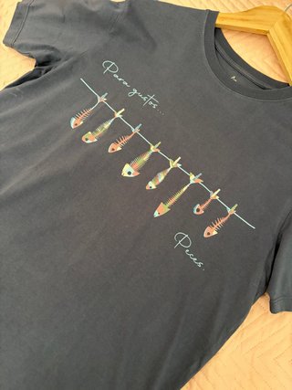 Camiseta gris/azul con peces de colores